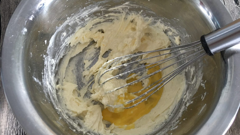 菠萝小面包,分次加入蛋液，每加一次都要充分搅匀后再加下次。