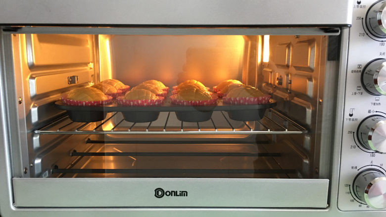 菠萝小面包,放入提前预热好的烘箱中，温度为175度，时间为20 分钟。（每个人的烤箱温度不同，温度和时间仅供参考。）