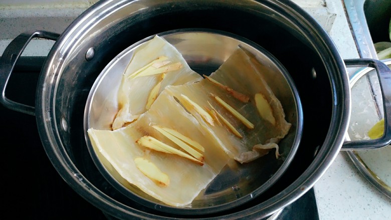 花胶冻,放入姜片，沸水上锅蒸三分钟即可