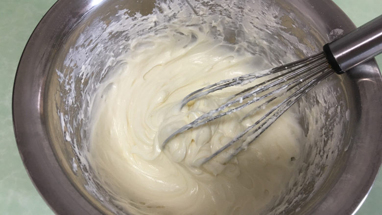 可可味蔓越梅奶酪包,将奶油奶酪打到顺滑。