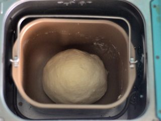 黑芝麻吐司,揉至能拉出手套膜后，启动面包机发酵程序（冬天发酵1小时，夏天半小时左右即可，室温较高，可直接室温发酵。）
