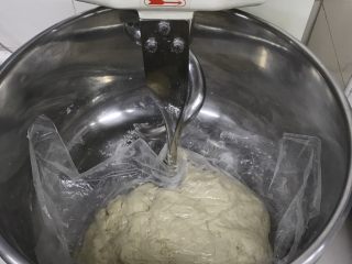 经典法棍面包,先水和面粉搅拌均匀，静止40分钟，自然水解，这样会形成很多面筋，在后面搅拌过程中会缩短时间