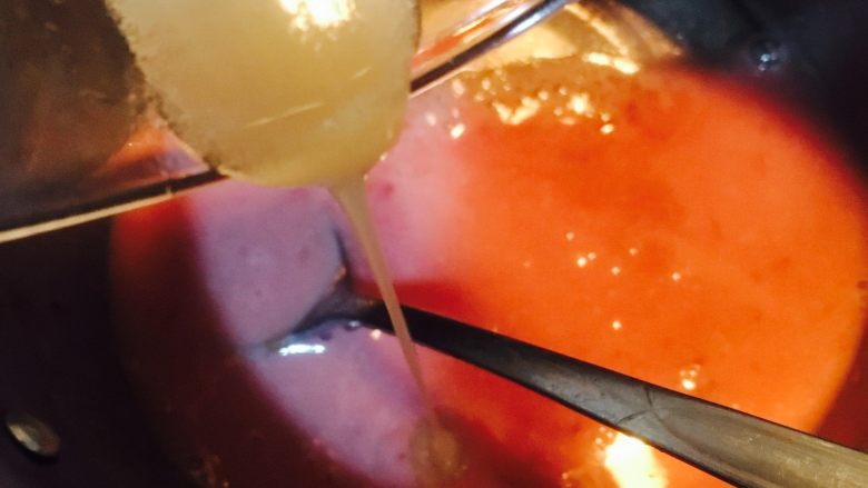 鲜果慕斯派,待凉至温热时加入和隔水融化的吉利丁片液体，搅拌均匀！