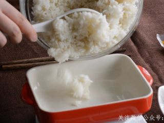 高汤虾仁芝士焗饭,米饭称好后打松散均匀的铺在盘里