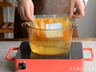 高汤虾仁芝士焗饭,水烧开后放入料理包带包装水煮加热15分钟