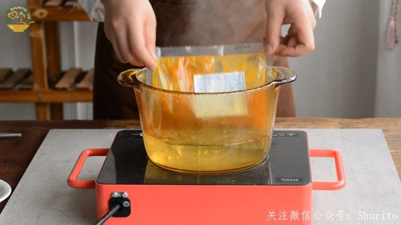 高汤虾仁芝士焗饭,水烧开后放入料理包带包装水煮加热15分钟