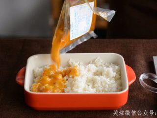 高汤虾仁芝士焗饭,加热好的料理包均匀的铺在米饭上