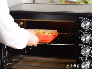 高汤虾仁芝士焗饭,烤箱预热好后调上下火220℃烤15分钟