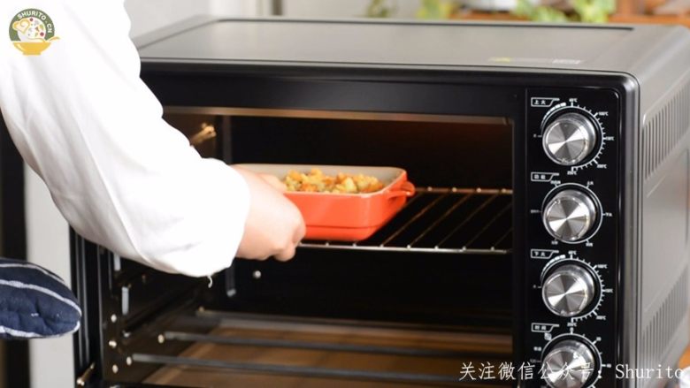 高汤虾仁芝士焗饭,烤箱预热好后调上下火220℃烤15分钟