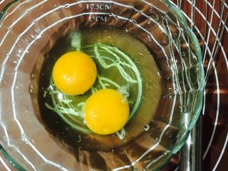 百香果酱香玛德琳,两个全蛋放在无水无油的容器中打散.