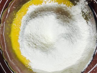 百香果酱香玛德琳,筛入低粉继续搅拌均匀无干粉。