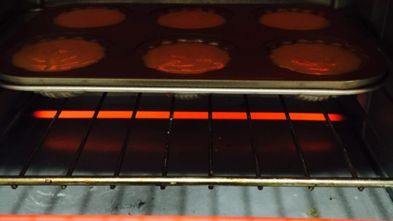 百香果酱香玛德琳,烤箱预热180度，中层20分钟