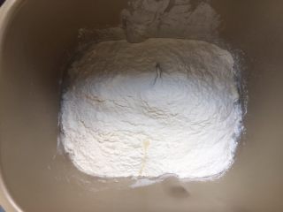 刺猬饼夹,倒入面粉、依次加入糖和泡打粉进行和面程序
