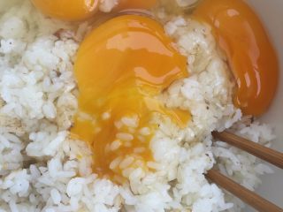 黄金蛋炒饭,把鸡蛋混入米饭中