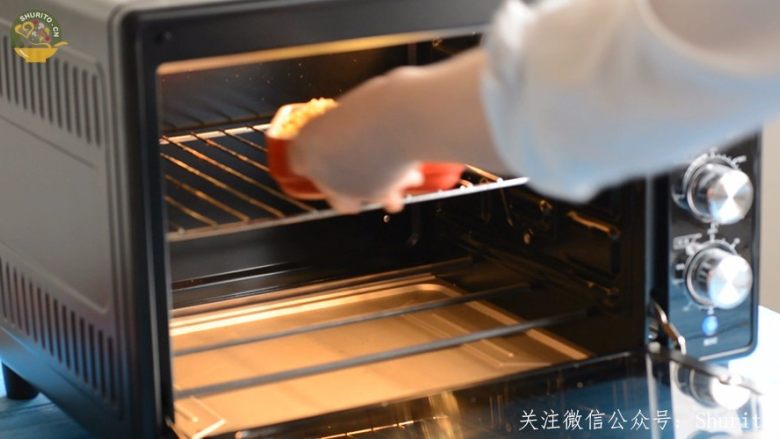 玛莎拉咖喱鸡腿榴莲芝士焗饭,烤箱预热好以后调上下火220℃烤15分钟