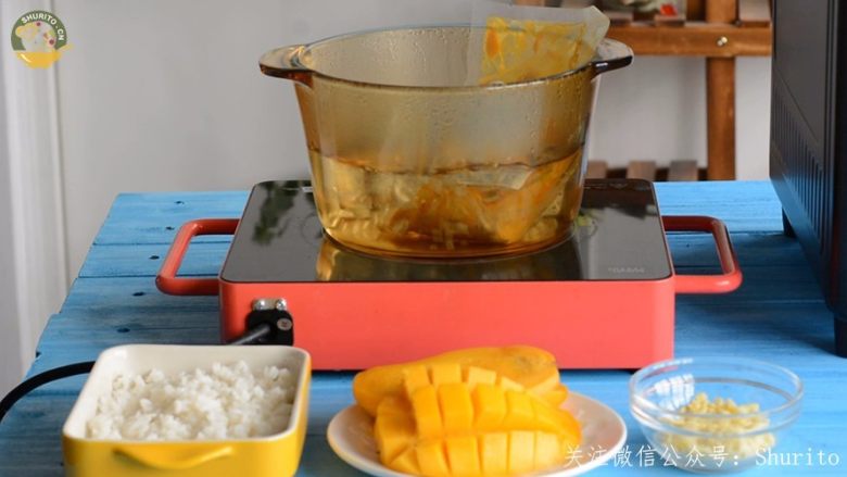 玛莎拉咖喱牛腩芒果芝士焗饭,水烧开后放入料理包带包装水煮加热15分钟