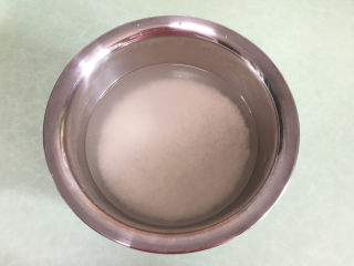 面包机版哈蜜瓜糯米糍,将糯米洗净用水浸泡30分钟。