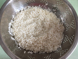 面包机版哈蜜瓜糯米糍,浸泡完控干水份（糯米用手可以轻轻捏碎就可以了）。