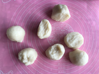面包机版哈蜜瓜糯米糍,揉好后平均分割成7份。
