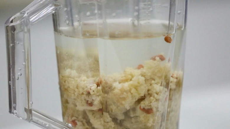 山药枸杞小米粥,煮熟后取出，将稍微冷却后的山药小米放置于惠尔宝调理杯中。