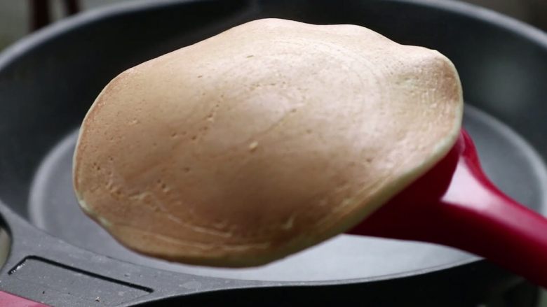 松饼（无泡打粉）,刚出锅的松饼是超级软香的，最好是趁热吃哦