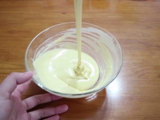 松饼（无泡打粉）,搅拌均匀成为细腻顺滑的蛋黄糊