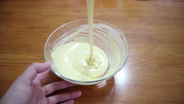 松饼（无泡打粉）,搅拌均匀成为细腻顺滑的蛋黄糊