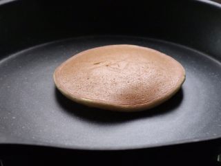 松饼（无泡打粉）,第二面再煎十多秒即可出锅