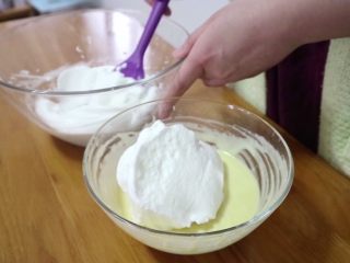 松饼（无泡打粉）,先将1/2的蛋白霜加入到蛋黄糊中