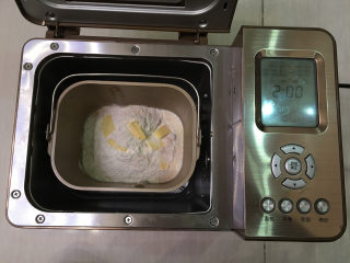 燕麦辫子花环汉堡面包,将面包材料全部放入东菱1352AE-3C面包机中，启动标准面包程序进行揉面。