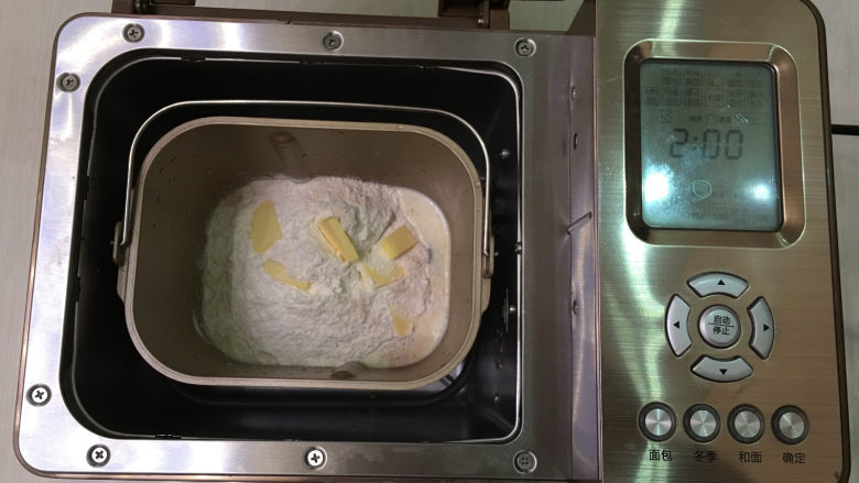 燕麦辫子花环汉堡面包,将面包材料全部放入东菱1352AE-3C面包机中，启动标准面包程序进行揉面。
