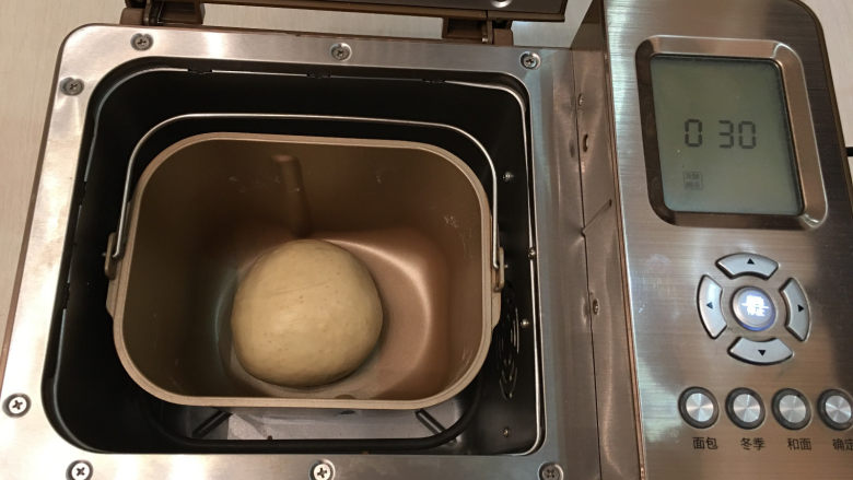 燕麦辫子花环汉堡面包,将面团整理好，重新放入面包机中进行基础发酵，时间为30分钟。