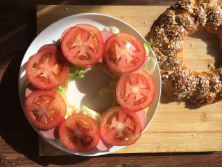 燕麦辫子花环汉堡面包,再摆上一层西红柿片。