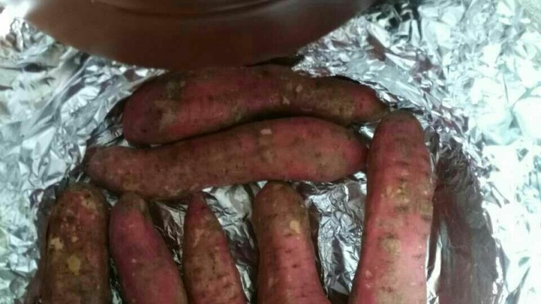 坤博砂锅烤红薯之二,盖上盖子准备烤红薯。