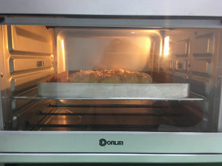燕麦辫子花环汉堡面包,放入提前预热好的烤箱中进行烤箱，温高为170度，时间为25分钟。