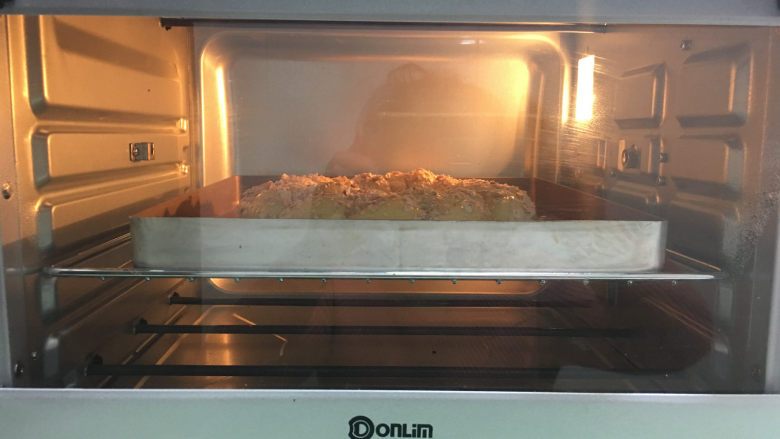 燕麦辫子花环汉堡面包,放入提前预热好的烤箱中进行烤箱，温高为170度，时间为25分钟。