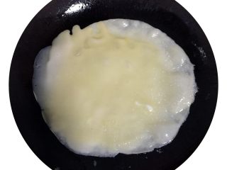 芝士火腿鸡蛋卷
,锅加热，放一点油，1勺子在锅中慢慢展开成圆薄片，薄薄一个，一面煎好后换一面煎，煎好起锅。