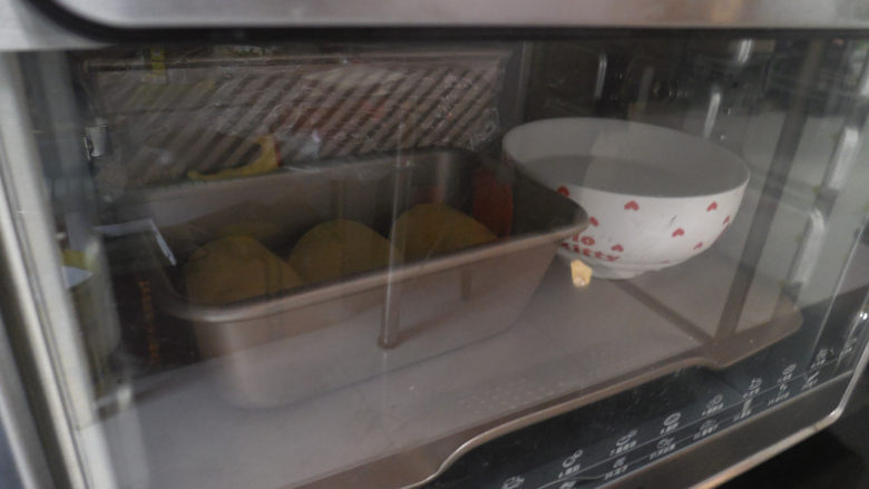 快手三明治,所有都弄好之后，将两个吐司盒都送入烤箱，烤箱内放一碗温热的水，烤箱选择发酵档。发酵至八九分满即可