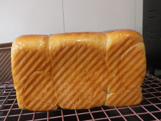 快手三明治,剩下的十分钟烤完后，将大点的吐司取出，也同样在表示刷上一层黄油。这样做是为了让面包吃起来更香