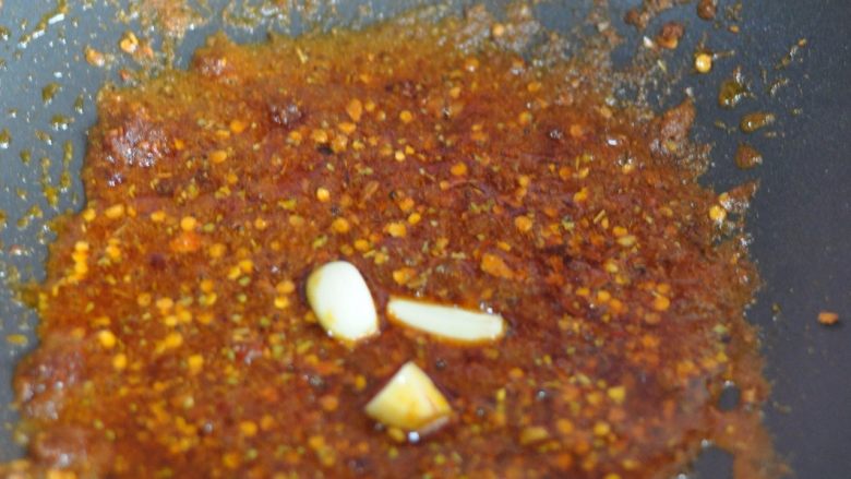 干锅带鱼,锅里另倒油，加入麻辣香锅调料和蒜炒香。
