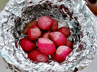 坤博砂锅烤紫薯,放入洗净的紫薯（红薯也可以，我放了好多紫薯一起烤）。