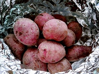 坤博砂锅烤紫薯, 30分钟后把紫薯翻一面（小心砂锅很烫，记得带隔热手套防止烫伤，用馒头夹翻面防烫）。