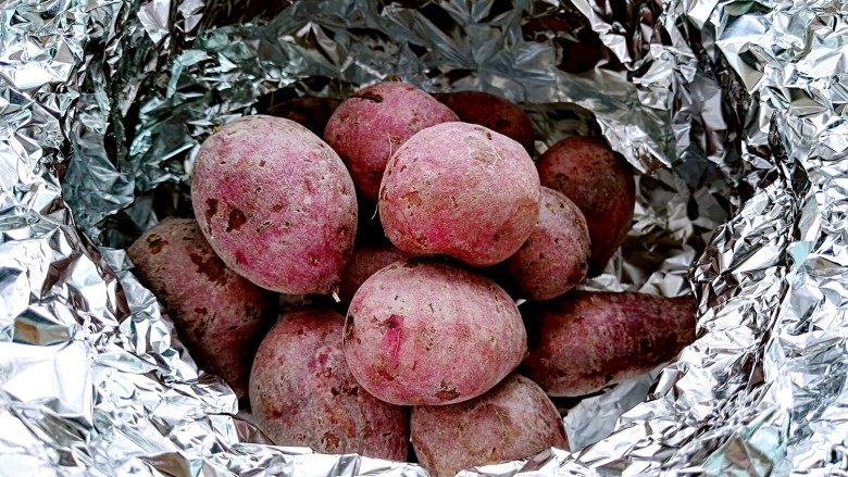 坤博砂锅烤紫薯, 30分钟后把紫薯翻一面（小心砂锅很烫，记得带隔热手套防止烫伤，用馒头夹翻面防烫）。