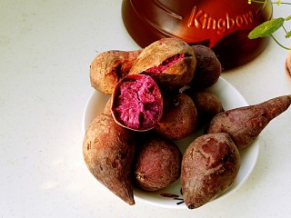 坤博砂锅烤紫薯, 至锅体手温，打开盖子，用筷子捅下紫薯，能轻松穿透就熟了，美味高颜值的烤紫薯，开吃吧!