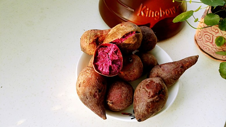 坤博砂锅烤紫薯, 至锅体手温，打开盖子，用筷子捅下紫薯，能轻松穿透就熟了，美味高颜值的烤紫薯，开吃吧!