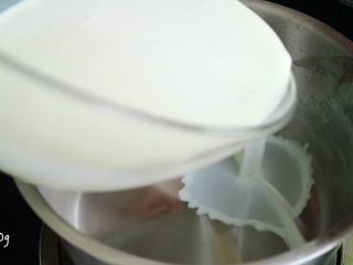 焦糖卡仕达布丁🍮,奶锅中倒入牛奶