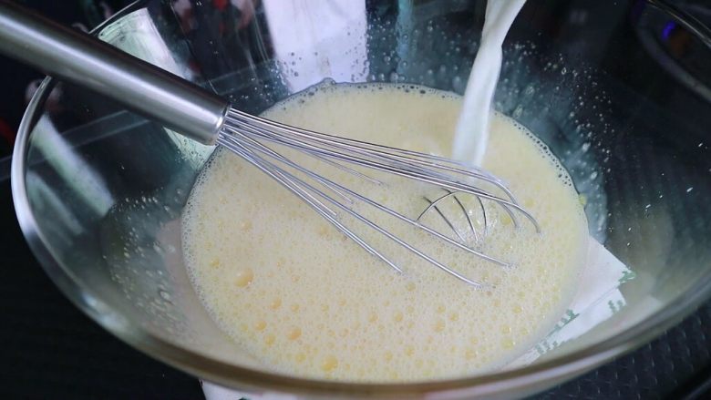 焦糖卡仕达布丁🍮,然后将加热过的牛奶分次倒入蛋液中，边倒边搅拌均匀
