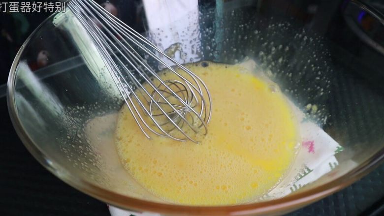 焦糖卡仕达布丁🍮,用打蛋器稍许打散，注意鸡蛋不需要打发