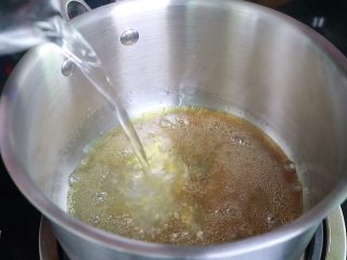 焦糖卡仕达布丁🍮,当焦糖液颜色呈焦黄色时，快速倒入热水搅拌均匀