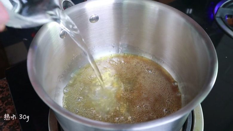 焦糖卡仕达布丁🍮,当焦糖液颜色呈焦黄色时，快速倒入热水搅拌均匀